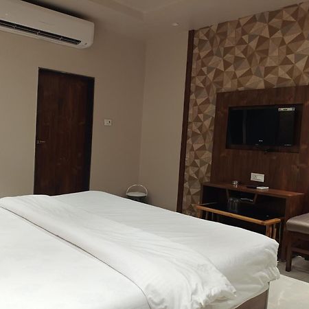 Hotel Apratim Lodging & Boarding Ulhāsnagar エクステリア 写真