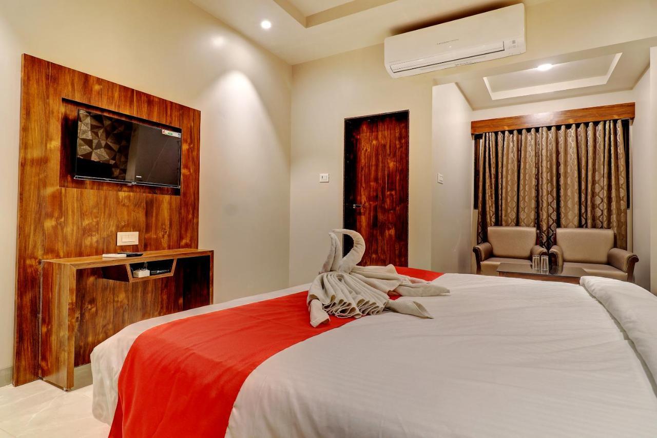 Hotel Apratim Lodging & Boarding Ulhāsnagar エクステリア 写真