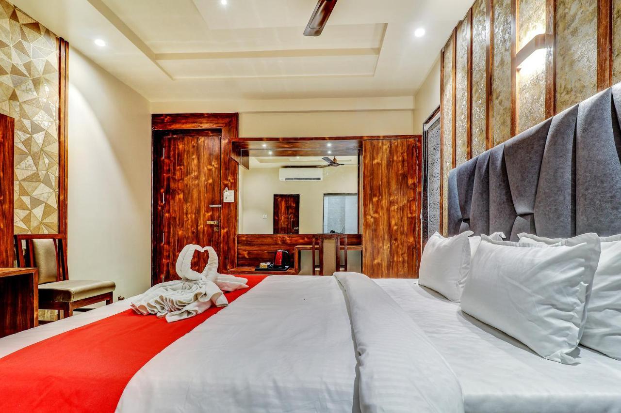 Hotel Apratim Lodging & Boarding Ulhāsnagar エクステリア 写真