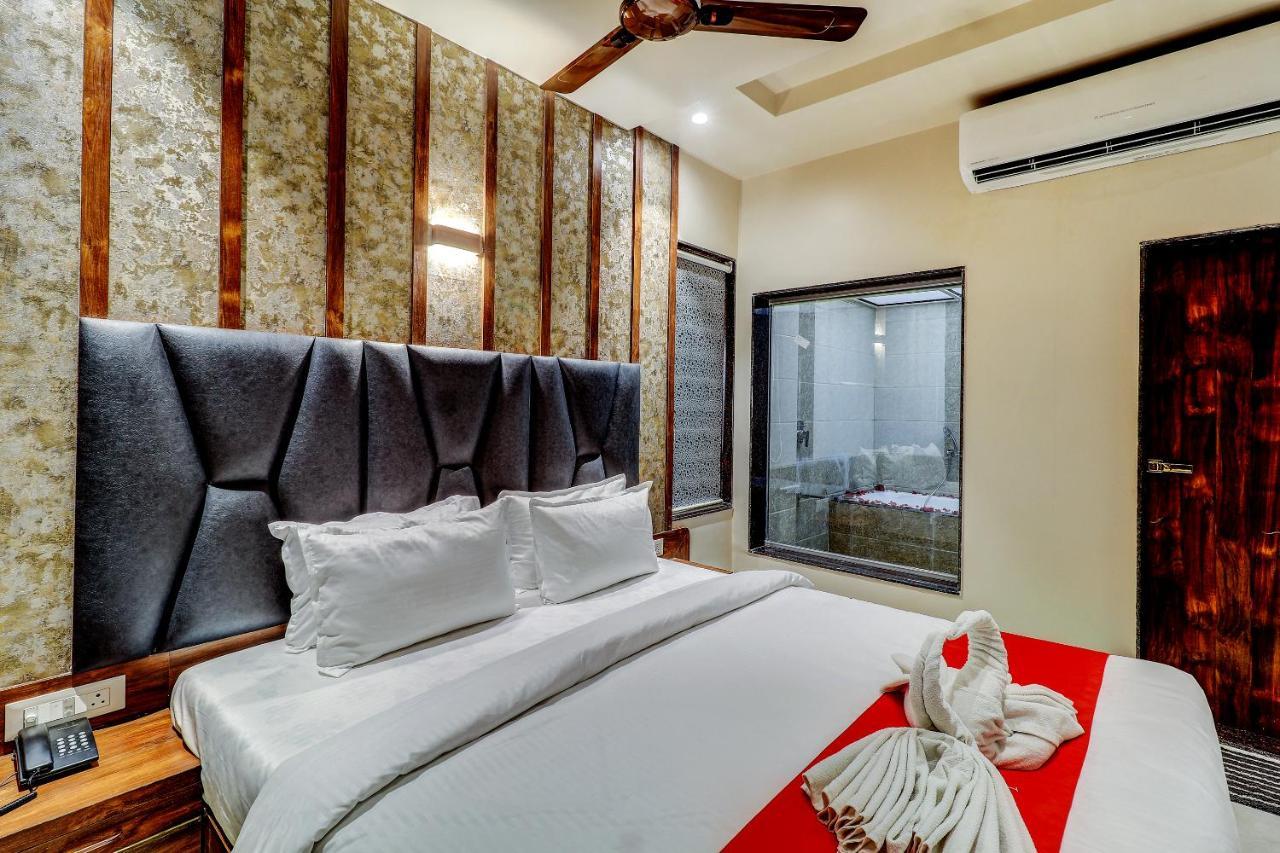Hotel Apratim Lodging & Boarding Ulhāsnagar エクステリア 写真