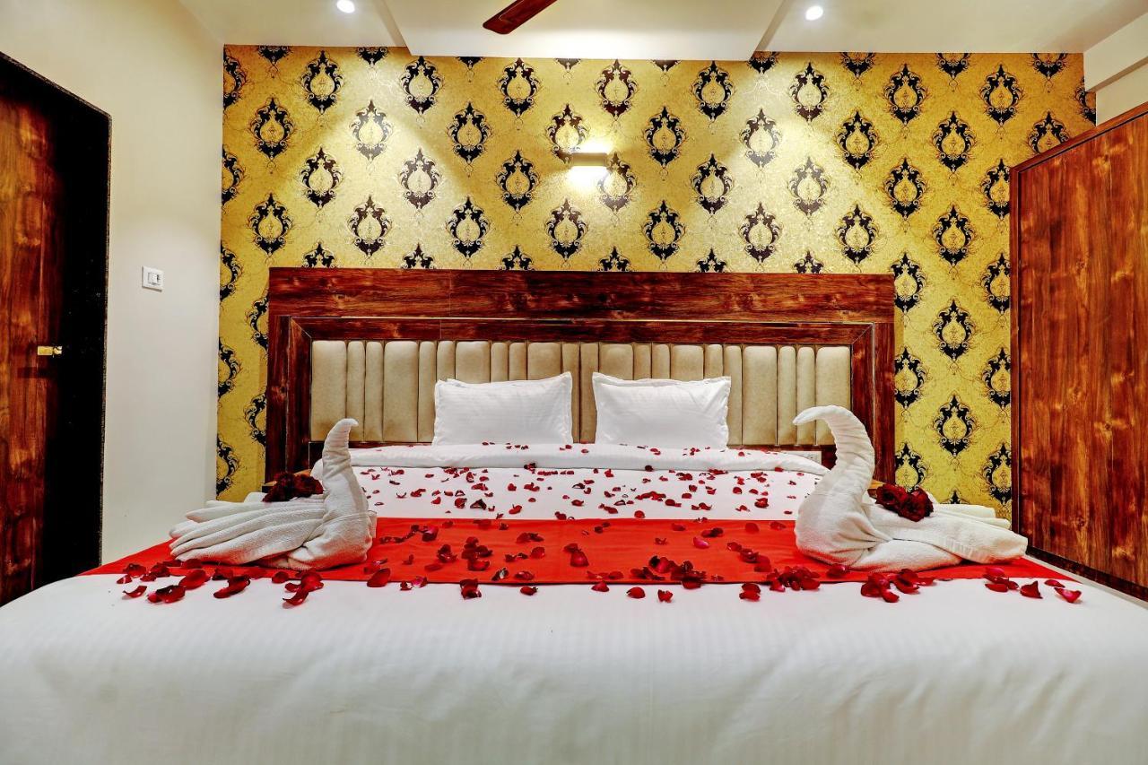 Hotel Apratim Lodging & Boarding Ulhāsnagar エクステリア 写真