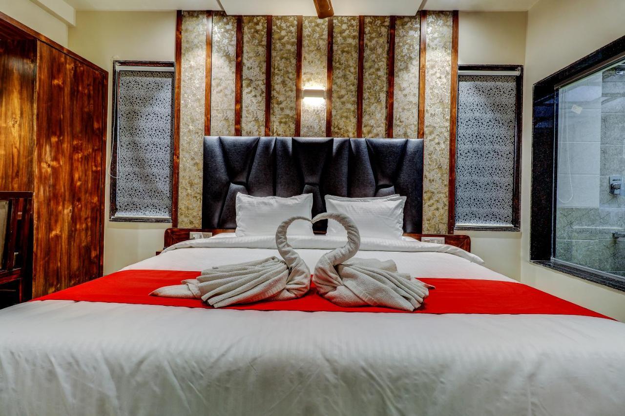 Hotel Apratim Lodging & Boarding Ulhāsnagar エクステリア 写真