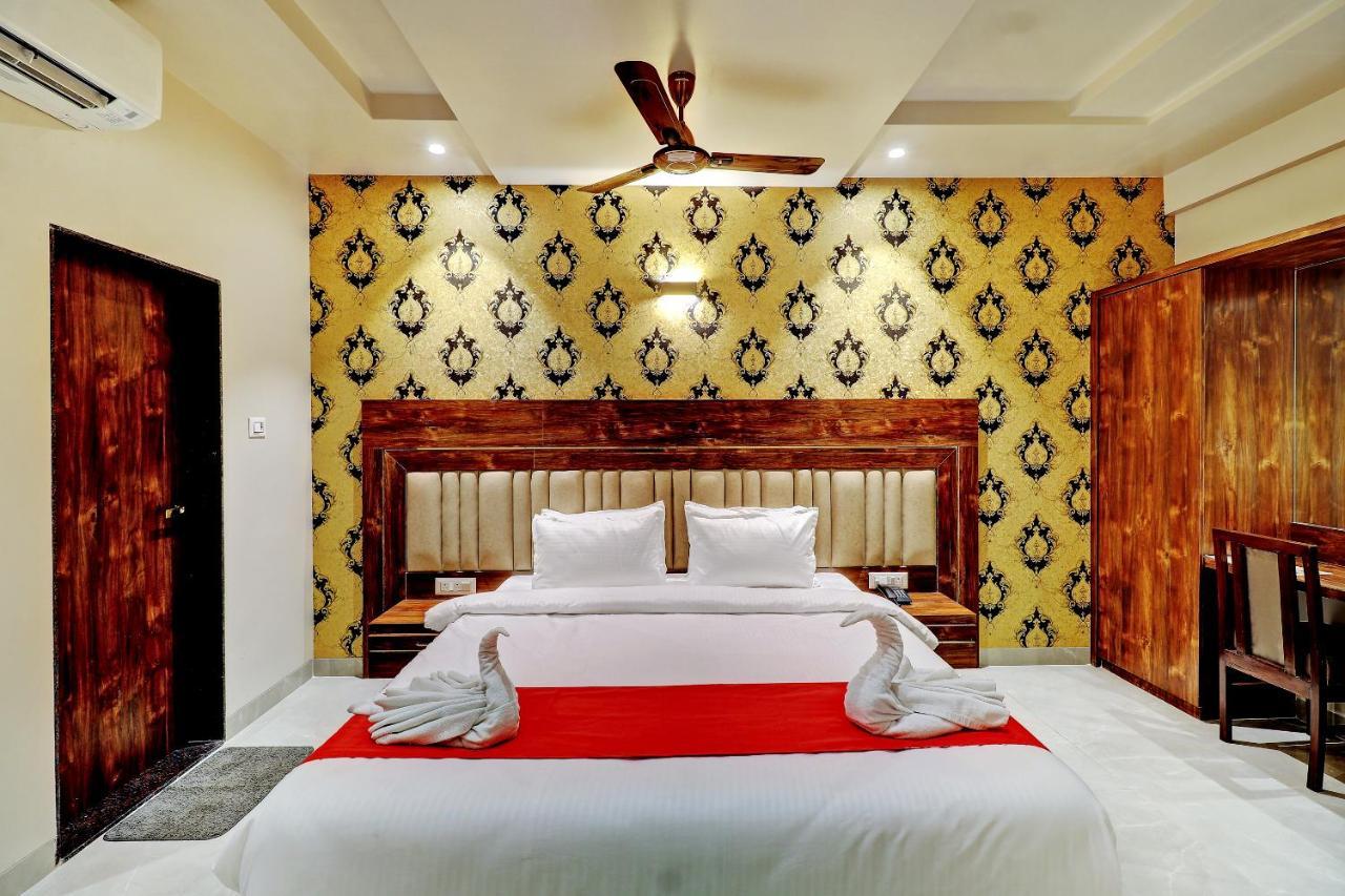 Hotel Apratim Lodging & Boarding Ulhāsnagar エクステリア 写真
