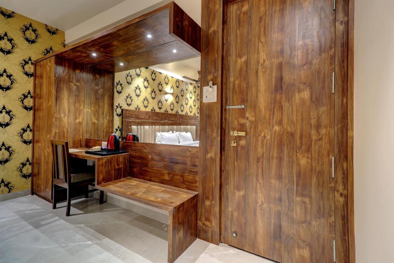 Hotel Apratim Lodging & Boarding Ulhāsnagar エクステリア 写真