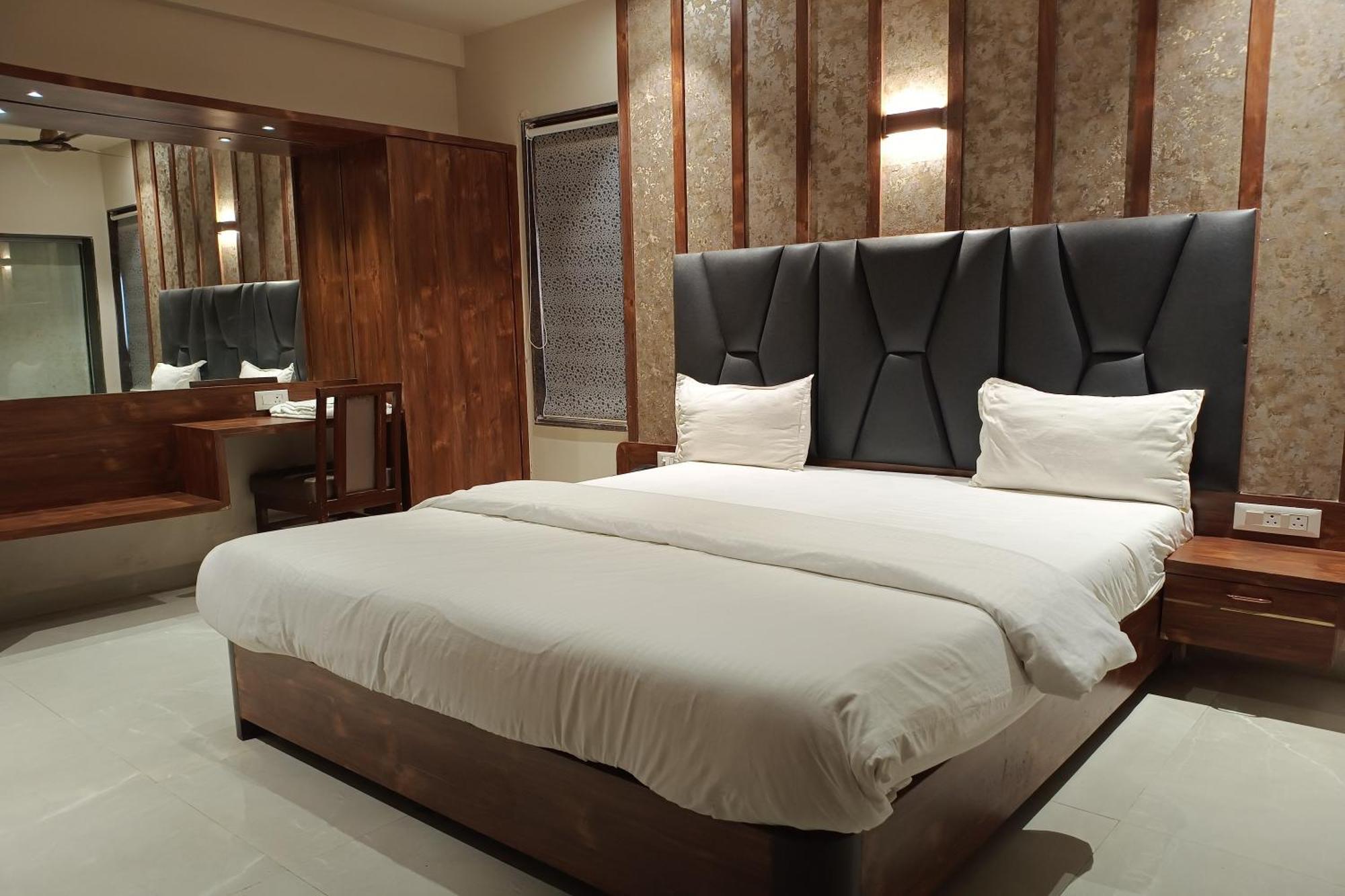 Hotel Apratim Lodging & Boarding Ulhāsnagar エクステリア 写真