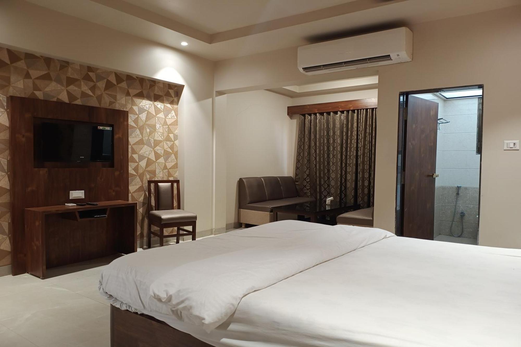 Hotel Apratim Lodging & Boarding Ulhāsnagar エクステリア 写真