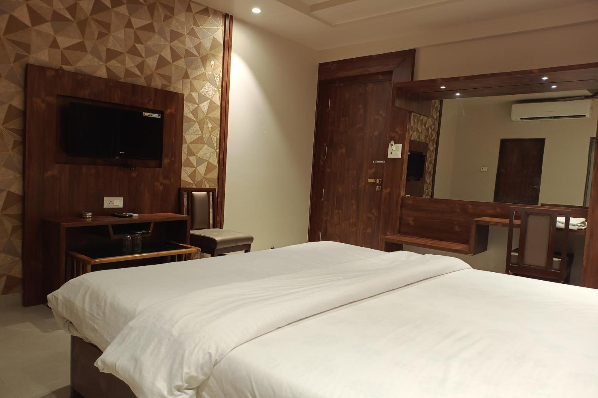 Hotel Apratim Lodging & Boarding Ulhāsnagar エクステリア 写真