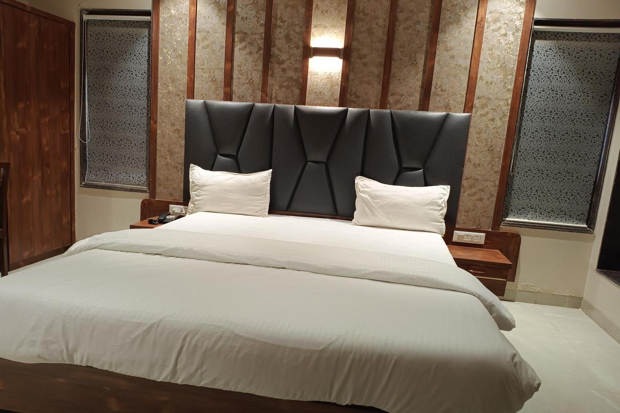 Hotel Apratim Lodging & Boarding Ulhāsnagar エクステリア 写真